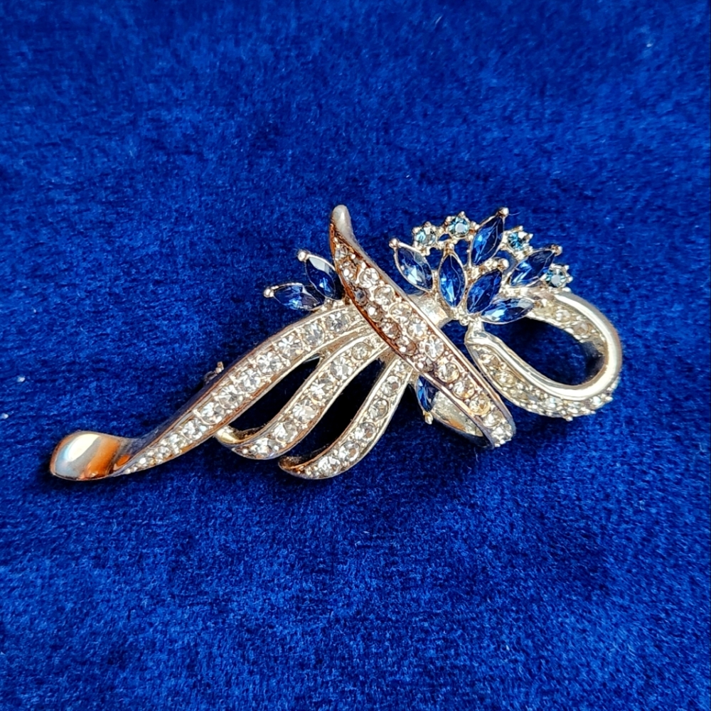 Charter Club Brooch Pin Blue Crystal Rhinestones Modern Swirl Silver Tone
